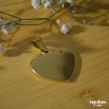Pendente em aço com banho dourado em formato de um coração para gravação