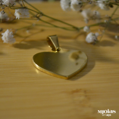 Pendente em aço com banho dourado em formato de um coração para gravação
